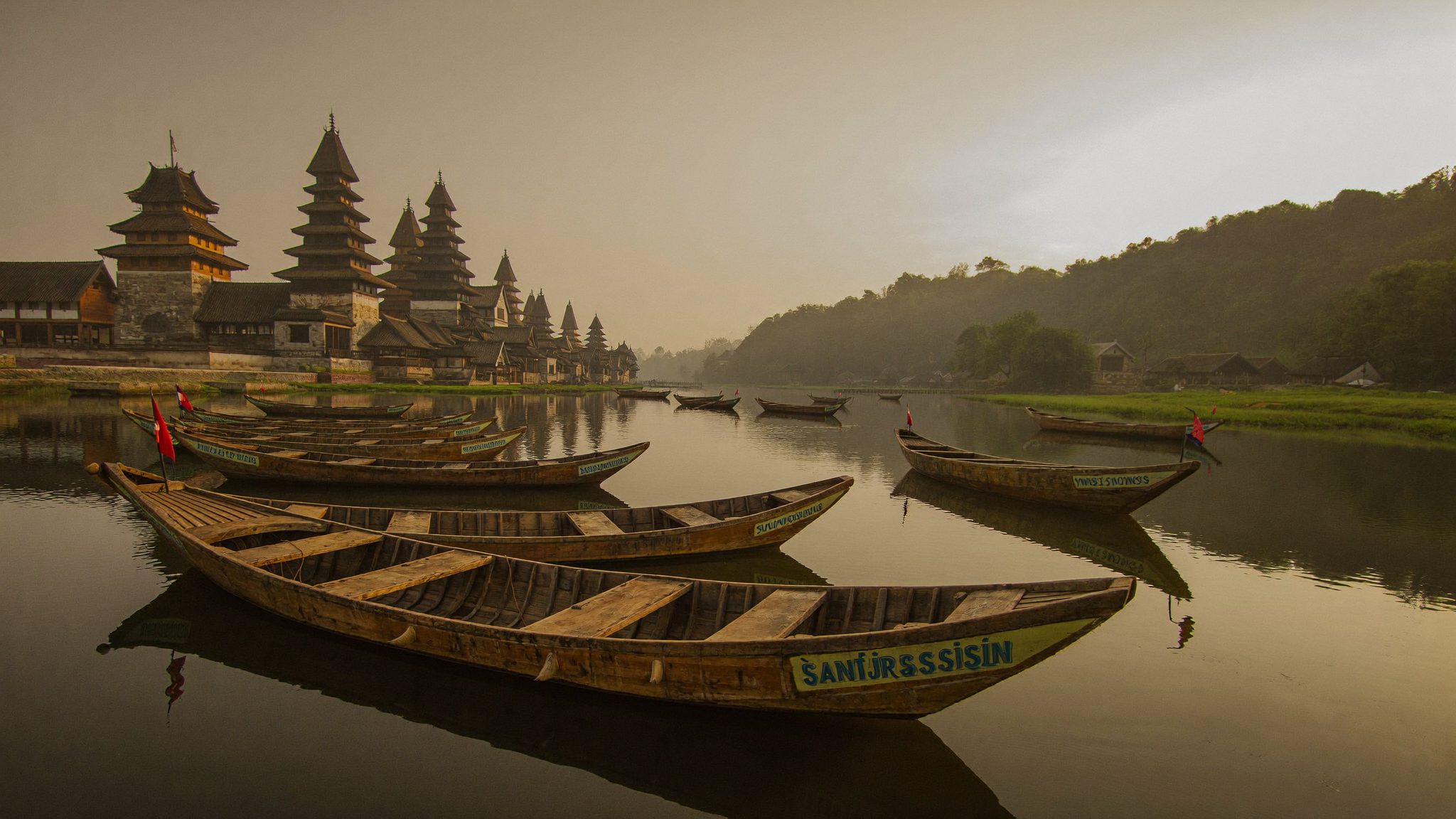 Perahu jukung di sungai Martapura saat senja keemasan